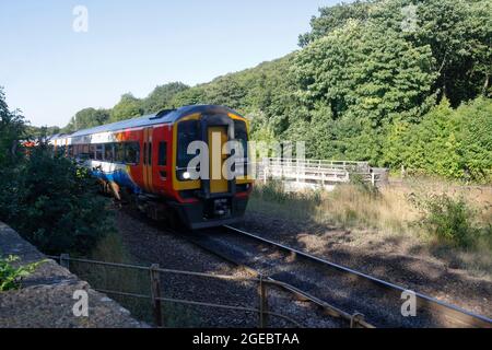 East Midlands-Personenzug, der den Bahnhof von Dore Sheffield England passiert Stockfoto