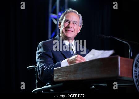 Austin, Texas, USA. August 2021. Texas Gov. Greg Abbott hat sich positiv auf COVID-19 getestet, teilte sein Büro in einer Erklärung am Dienstag mit. FILEBILD: 9. August 2021: Gouverneur GREG ABBOTT spricht acht Tage vor einem positiven COVID-19-Test am 17. August ohne Maske zu einer Gruppe von texanischen Geschäftsführern in Austin. Der Gouverneur, der täglich getestet wird, erhält eine Regeneron-Behandlung mit monoklonalen Antikörpern und weist keine gemeldeten Symptome auf. (Bild: © Bob Daemmrich/ZUMA Press Wire) Stockfoto