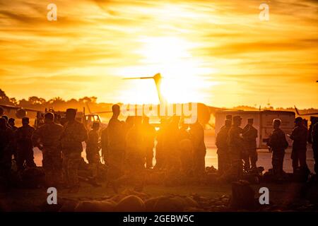 Fallschirmjäger, die dem 1-504. Kampfteam der 1. Brigade, der 82. Luftlandedivision, zugewiesen sind und derzeit an die Soforthilfe-Einsatztruppe Mobilize auf der gemeinsamen Basis Charleston, S.C., 14. August 2021, beauftragt sind. Die 82nd Airborne Division kann innerhalb von 18 Stunden überall auf der Welt eingesetzt werden. (USA Armeefoto von PFC. Vincent Levelev) Stockfoto