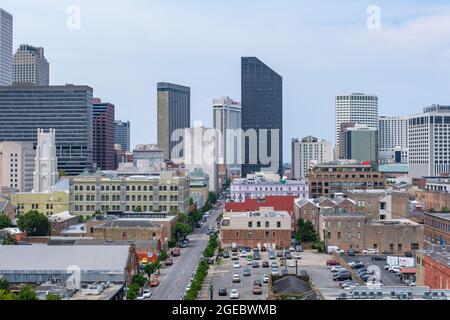 NEW ORLEANS, LA, USA - 30. JULI 2021: Blick aus der Vogelperspektive auf das Central Business District vom Warehouse District Stockfoto