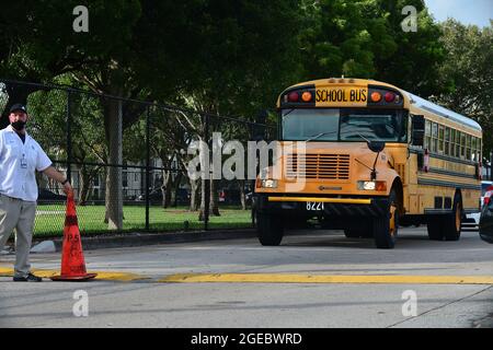 Pembroke Pines, USA. August 2021. PEMBROKE PINES, FLORIDA - 18. AUGUST: Schüler werden von ihren Eltern und Schulbussen zur Schule gebracht, als sie von der Fakultät begrüßt werden, als sie am Mittwoch, den 18. August, zum ersten Unterrichts-Tag an der Broward Public County School in Pembroke Pines, Florida, USA, ankommen. 2021. Das Florida State Board of Education sagte, dass es trotzige Schulbezirke zwingen würde, sich an den Executive Order des republikanischen Gouverneurs Ron DeSantis zu halten, der es ihnen verbietet, Studenten zu verbieten, Masken zu tragen, um einen Anstieg der Covid-19-Fälle zu verlangsamen. (Foto von JL/Sipa USA) Quelle: SIPA USA/Alamy Live News Stockfoto