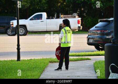 Pembroke Pines, USA. August 2021. PEMBROKE PINES, FLORIDA - 18. AUGUST: Am Mittwoch, den 18. August, wird auf der Straße ein Schulübergangswächter für den ersten Schultag an der Broward County School in Pembroke Pines, Florida, USA, gesehen. 2021. Das Florida State Board of Education sagte, dass es trotzige Schulbezirke zwingen würde, sich an den Executive Order des republikanischen Gouverneurs Ron DeSantis zu halten, der es ihnen verbietet, Studenten zu verbieten, Masken zu tragen, um einen Anstieg der Covid-19-Fälle zu verlangsamen. (Foto von JL/Sipa USA) Quelle: SIPA USA/Alamy Live News Stockfoto