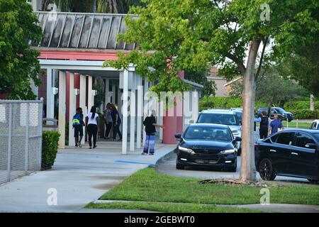 Pembroke Pines, USA. August 2021. PEMBROKE PINIEN, FLORIDA - 18. AUGUST: Fakultät grüßt Studenten, die am Mittwoch, den 18. August, zum ersten Unterrichts-Tag an der Broward County School in Pembroke Pines, Florida, USA, eintreffen. 2021. Das Florida State Board of Education sagte, dass es trotzige Schulbezirke zwingen würde, sich an den Executive Order des republikanischen Gouverneurs Ron DeSantis zu halten, der es ihnen verbietet, Studenten zu verbieten, Masken zu tragen, um einen Anstieg der Covid-19-Fälle zu verlangsamen. (Foto von JL/Sipa USA) Quelle: SIPA USA/Alamy Live News Stockfoto