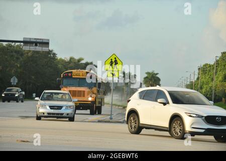 Pembroke Pines, USA. August 2021. PEMBROKE PINES, FLORIDA - 18. AUGUST: Broward County School Busse, die am Mittwoch, den 18. August, am ersten Unterrichts-Tag an der Broward County Public School in Pembroke Pines, Florida, USA, auf der Straße gesehen wurden, 2021. Das Florida State Board of Education sagte, dass es trotzige Schulbezirke zwingen würde, sich an den Executive Order des republikanischen Gouverneurs Ron DeSantis zu halten, der es ihnen verbietet, Studenten zu verbieten, Masken zu tragen, um einen Anstieg der Covid-19-Fälle zu verlangsamen. (Foto von JL/Sipa USA) Quelle: SIPA USA/Alamy Live News Stockfoto