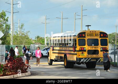 Pembroke Pines, USA. August 2021. PEMBROKE PINES, FLORIDA - 18. AUGUST: Schüler werden von ihren Eltern und Schulbussen zur Schule gebracht, als sie von der Fakultät begrüßt werden, als sie am Mittwoch, den 18. August, zum ersten Unterrichts-Tag an der Broward Public County School in Pembroke Pines, Florida, USA, ankommen. 2021. Das Florida State Board of Education sagte, dass es trotzige Schulbezirke zwingen würde, sich an den Executive Order des republikanischen Gouverneurs Ron DeSantis zu halten, der es ihnen verbietet, Studenten zu verbieten, Masken zu tragen, um einen Anstieg der Covid-19-Fälle zu verlangsamen. (Foto von JL/Sipa USA) Quelle: SIPA USA/Alamy Live News Stockfoto