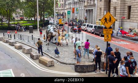 Charging Bull oder Wall Street Bull Statue, Downtown Manhattan, New York City, NY, USA Stockfoto