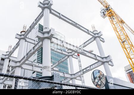 Auf der Baustelle mit gelbem Kran wird in der Stadt Wellington, Neuseeland, neuer Baustahl errichtet. Stockfoto