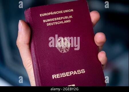 Berlin, Deutschland. Mai 2021. Ein deutscher Pass wird geholt. Quelle: Fabian Sommer/dpa/Alamy Live News Stockfoto