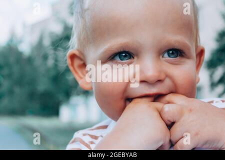 Kleiner Junge, der die Finger im Mund hält. Stockfoto