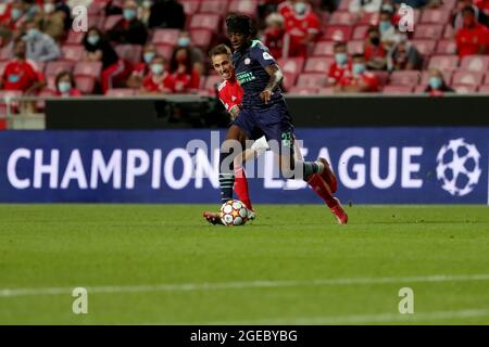 Lissabon. August 2021. Noni Madueke (R) vom PSV Eindhoven steht am 18. August 2021 beim ersten Beinspiel der UEFA Champions League zwischen SL Benfica und PSV Eindhoven im Luz-Stadion in Lissabon, Portugal, mit Alejandro Grimaldo von SL Benfica auf dem Spiel. Quelle: Pedro Fiuza/Xinhua/Alamy Live News Stockfoto