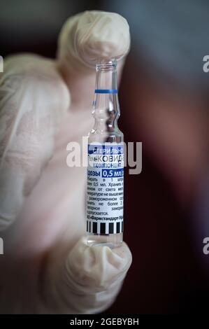 Tambow, Russland. August 2021. Eine Krankenschwester der Poliklinik Nr. 2 hält die erste Komponente des Gam-Covid-VAC-Coronavirus-Impfstoffs (Sputnik V).Mehr als 40 Millionen Russen haben mindestens eine Dosis des Coronavirus-Impfstoffs erhalten. Das sind 34.7 % der erwachsenen Bevölkerung des Landes. (Bild: © Lev Vlasov/SOPA-Bilder über ZUMA Press Wire) Stockfoto