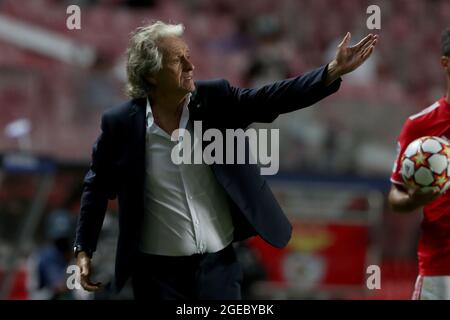 Lissabon. August 2021. Benficas Cheftrainer Jorge Jesus deutet während des ersten Beinspiels der UEFA Champions League zwischen SL Benfica und PSV Eindhoven am 18. August 2021 im Luz-Stadion in Lissabon, Portugal. Quelle: Pedro Fiuza/Xinhua/Alamy Live News Stockfoto