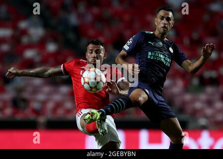 Lissabon. August 2021. Otamendi (L) von SL Benfica steht mit Eran Zahavi vom PSV Eindhoven am 18. August 2021 im Luz-Stadion in Lissabon, Portugal, vor dem ersten Beinspiel der UEFA Champions League zwischen SL Benfica und PSV Eindhoven. Quelle: Pedro Fiuza/Xinhua/Alamy Live News Stockfoto