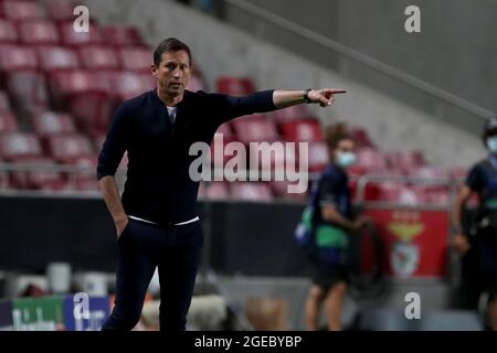 Lissabon. August 2021. PSV Eindhoven-Cheftrainer Roger Schmidt zeigt sich während des ersten Beinspiels der UEFA Champions League zwischen SL Benfica und PSV Eindhoven am 18. August 2021 im Luz-Stadion in Lissabon, Portugal. Quelle: Pedro Fiuza/Xinhua/Alamy Live News Stockfoto