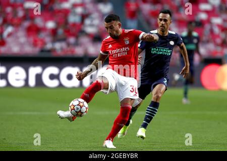 Lissabon. August 2021. Otamendi von SL Benfica (L) spielt mit Eran Zahavi vom PSV Eindhoven während des ersten Beinspiels der UEFA Champions League zwischen SL Benfica und PSV Eindhoven am 18. August 2021 im Luz-Stadion in Lissabon, Portugal. Quelle: Pedro Fiuza/Xinhua/Alamy Live News Stockfoto