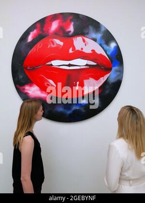 Saatchi Gallery und Jealous Print Studio & Gallery haben sich zusammengetan, um die Ausstellung JETZT HIER ZU präsentieren. Die Ausstellung zeigt neue und neuere Arbeiten von einer vielfältigen Reihe aufstrebender und etablierter Künstler, die mit Jealous an verschiedenen Projekten zusammengearbeitet haben. Die Ausstellung zeigt Werke von etablierten Künstlern wie Jake & Dinos Chapman, Charming Baker, David Shrigley und Chris Levine sowie Werke des Londoner Malers Matt Smail und des Wandbild- und Installationskünstlers Morag Myerscough. VOM 19. AUGUST - 9. SEPTEMBER 2021 IN DER SAATCHI GALLERY ,CHELSEA , LONDON.UK . Stockfoto