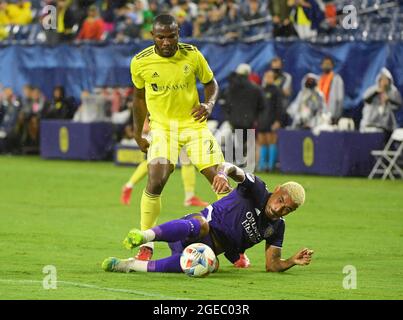 18. August 2021: NNashville SC Mittelfeldspieler Brian Anuna (27) dribbelt als Orlando City Verteidiger Robin Jansson (6) verteidigt während der ersten Hälfte eines MLS-Spiels zwischen Orlando City und Nashville SC im Nissan Stadium in Nashville TN Steve Roberts/CSM Stockfoto