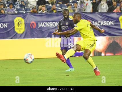 18. August 2021: Brian Anuna (27), Mittelfeldspieler des Nashville SC, trifft in der ersten Hälfte eines MLS-Spiels zwischen Orlando City und dem SC Nashville im Nissan Stadium in Nashville, TN, einen Torschuss gegen Orlando City Stockfoto