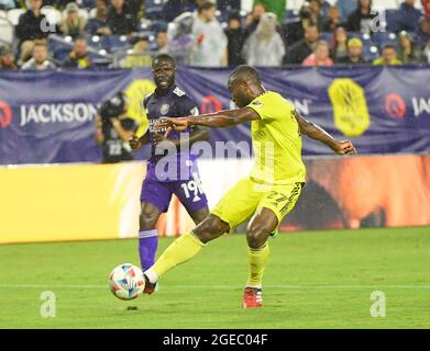 18. August 2021: Brian Anuna (27), Mittelfeldspieler des Nashville SC, trifft in der ersten Hälfte eines MLS-Spiels zwischen Orlando City und dem SC Nashville im Nissan Stadium in Nashville, TN, einen Torschuss gegen Orlando City Stockfoto