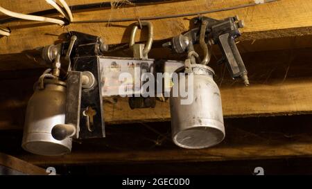 Zwei Alte, Luftbetriebene Farbspritzpistolen Stockfoto