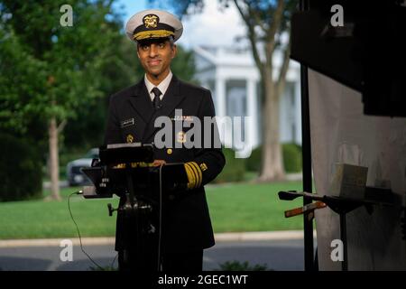 Washington, Usa. August 2021. DER US-Chirurg General Vivek Murthy beantwortet Fragen während eines MSNBC-Interviews im Weißen Haus in Washington, DC am Mittwoch, den 18. August 2021. Foto von Ken Cedeno/UPI Credit: UPI/Alamy Live News Stockfoto