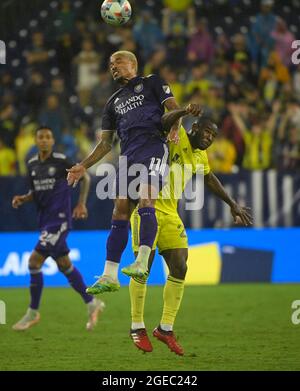 18. August 2021: Der Mittelfeldspieler Brian Anuna (27) von Nashville SC und der Mittelfeldspieler Junior Urso (11) von Orlando City führen den Ball während der zweiten Hälfte eines MLS-Spiels zwischen Orlando City und dem SC Nashville im Nissan Stadium in Nashville, TN, Steve Roberts/CSM an Stockfoto