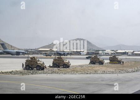 Kabul, Afghanistan. August 2021. US-Soldaten, die der 82. Airborne Division zugewiesen wurden, patrouillieren am 17. August 2021 am Hamid Karzai International Airport (HKIA) zur Unterstützung der Operation Allies Refuge in Kabul, Afghanistan. Foto von Senior Airman Taylor Crol/USA Air Force/UPI Credit: UPI/Alamy Live News Stockfoto