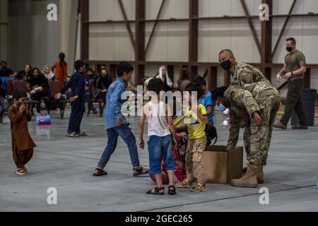 Al Udeid Air Base, Katar. August 2021. Mitglieder des 379. Air Expeditionary Wings verteilen am 16. August 2021 auf dem Luftwaffenstützpunkt Al Udeid in Katar Spielzeug an afghanische Bürger im Rahmen der Operation Allies Refuge. Foto von Airman 1. Klasse Kylie Barrow/USA Air Force/UPI Credit: UPI/Alamy Live News Stockfoto