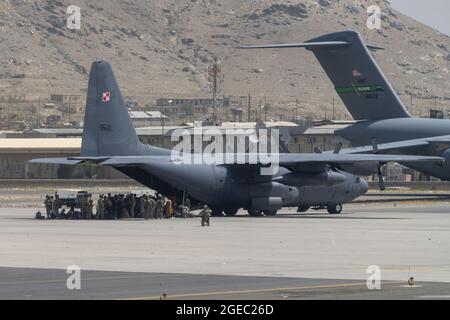 Kabul, Afghanistan. August 2021. Mitglieder des US-Verteidigungsministeriums verteidigen am 17. August 2021 Flugzeuge auf dem Hamid Karzai International Airport (HKIA) zur Unterstützung der Operation Allies Refuge in Kabul, Afghanistan. Foto von Senior Airman Taylor Crol/USA Air Force/UPI Credit: UPI/Alamy Live News Stockfoto