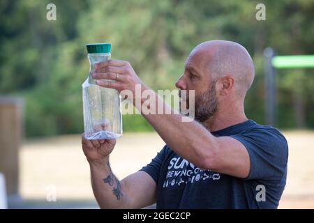 Blaine, Washington DC, USA. August 2021. Der WSDA-Entomologe Chris Looney demonstriert am Dienstag, den 18. August 2021, den Einsatz von Flaschenfallen während eines Trainingstages für riesige Hornionenfelder im Birch Bay State Park in Blaine, Washington. Das Landwirtschaftsministerium des Bundesstaates Washington bildet das Personal mit dem Landwirtschaftsministerium von Oregon in Bezug auf die Reaktion auf asiatische Hornisten in der Region aus. Quelle: Paul Christian Gordon/Alamy Live News Stockfoto