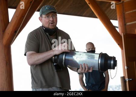 Blaine, Washington DC, USA. August 2021. Der WSDA-leitende Entomologe Sven Spichiger demonstriert den Einsatz eines Vakuumkanisters bei der Extraktion asiatischer Riesenhornets am Dienstag, den 18. August 2021, an einem Trainingstag im Birch Bay State Park in Blaine, Washington. Das Landwirtschaftsministerium des Bundesstaates Washington bildet das Personal mit dem Landwirtschaftsministerium von Oregon in Bezug auf die Reaktion auf asiatische Hornisten in der Region aus. Quelle: Paul Christian Gordon/Alamy Live News Stockfoto