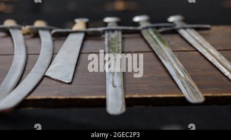 Mittelalterliche Waffen historischer Reenaktoren, die während der militärisch-patriotischen Aufführung für Schüler des Marfino-Bezirks auf dem Tisch zu sehen waren.FÜR Moskauer Schüler wurden EINE Reihe militärisch-patriotischer Darbietungen organisiert.Historische Reenaktoren zeigten das Handwerk und die Kampfausbildung des Eises der Antike. Und die Spezialkräfte der russischen Garde inszenierten Demonstrationskämpfe mit Elementen der Akrobatik und zeigten auch die Arbeit von Diensthunden. Stockfoto