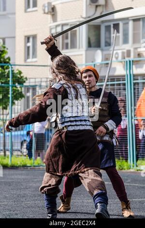 Moskau, Russland. Mai 2018. Historische Rekonstruktion der Säbelkämpfe während der militärisch-patriotischen Aufführung für Schüler des Marfino-Bezirks. Für Moskauer Schulkinder wurde eine Reihe militärisch-patriotischer Aufführungen organisiert. Historische Reenaktoren zeigten das Handwerk und die Kampfausbildung des Eises der Antike. Und die Spezialkräfte der russischen Garde inszenierten Demonstrationskämpfe mit Elementen der Akrobatik und zeigten auch die Arbeit von Diensthunden. (Foto von Mihail Siergiejevicz/SOPA IMAG/Sipa USA) Quelle: SIPA USA/Alamy Live News Stockfoto