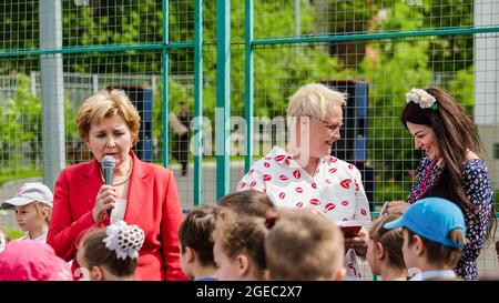 Moskau, Russland. Mai 2018. Schullehrer mit Kindern vor Beginn der Vorstellung. Für Moskauer Schulkinder wurde eine Reihe militärisch-patriotischer Aufführungen organisiert. Historische Reenaktoren zeigten das Handwerk und die Kampfausbildung des Eises der Antike. Und die Spezialkräfte der russischen Garde inszenierten Demonstrationskämpfe mit Elementen der Akrobatik und zeigten auch die Arbeit von Diensthunden. (Foto von Mihail Siergiejevicz/SOPA IMAG/Sipa USA) Quelle: SIPA USA/Alamy Live News Stockfoto