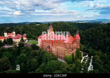 Schloss Ksiaz bei Walbzych am Sommertag, Luftaufnahme. Berühmter touristischer Ort in Niederschlesien, Polen. Walbzych, Polen - 18. August 2021 Stockfoto