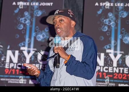 NEW YORK, NY - 18. AUGUST: Spike Lee spricht bei einer Sondervorführung von 'NYC Epicenters 9/11➔2021½' im Rockefeller Park in Downtown Manhattan am 18. August 2021 in New York City. Kredit: Ron Adar/Alamy Live Nachrichten Stockfoto