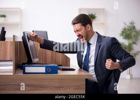 Junge Mitarbeiter, die im Büro Stockfoto