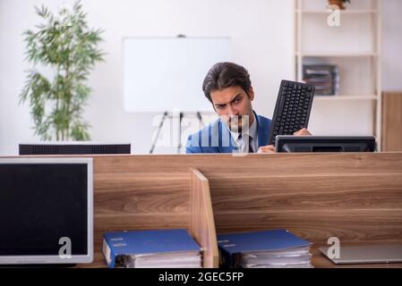Junger Geschäftsmann Mitarbeiter am Arbeitsplatz sitzen Stockfoto
