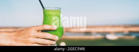 Grüner Saft entgiften gesunde Ernährung Frau Servieren oder Smoothie Glas Spinat Spirulina Gewichtsverlust. Panorama-Banner für eine gesunde Ernährung Stockfoto