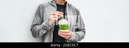 Grüner Saft Detox trinken gesunden Mann trinken grünen Smoothie Cup Protein Shake Panorama-Banner. Vegane Mahlzeit Ersatz Diät im Café. Spinat am Morgen Stockfoto