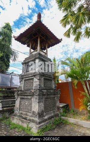 Bale kul kul. Traditionelle klassische balinesische Architektur. Bali, Indonesien. Vertikales Bild Stockfoto