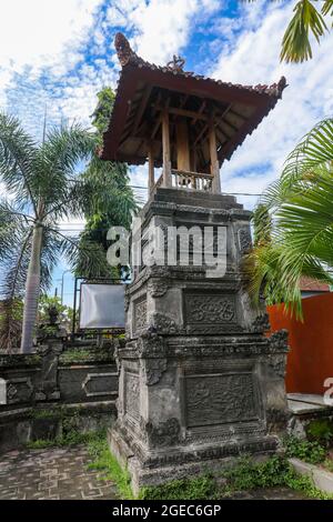 Bale kul kul. Traditionelle klassische balinesische Architektur. Bali, Indonesien. Vertikales Bild Stockfoto