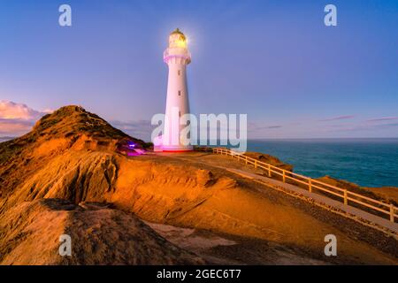 Castlepoint oder Castle Point Lighthouse ist ein beliebtes Ziel im Dorf Castlepoint an der Küste von Wairarapa auf der Nordinsel, NZ. Stockfoto