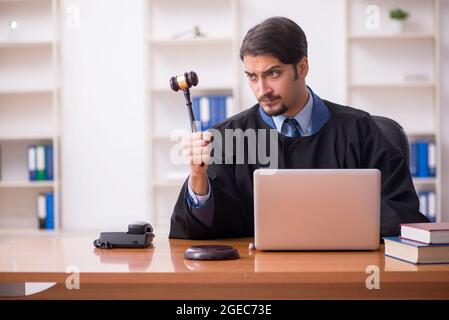 Junger Richter, der im Gerichtssaal arbeitet Stockfoto