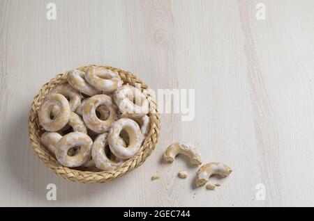 Bagels mit Glasur in Korbschale auf einer hellen Holzoberfläche. Platz für Ihren Text Stockfoto