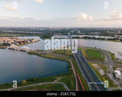 Luftaufnahme einer Autobahnkreuzung A10 S114 in Amsterdam mit Verkehrsübergängen. Stockfoto