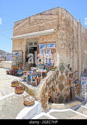 Ein Souvenirladen im Dorf Pyrgos in Santorini, Griechenland. Stockfoto