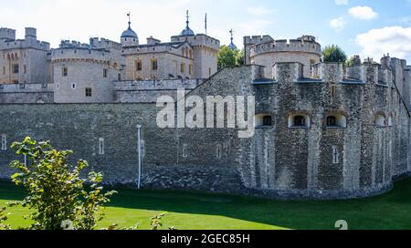 Staycation Idee. NW-Ecke des Tower of London Complex mit äußerer Vorhangmauer, Innenwand dahinter, Legge's Mount und Devereux Tower. Stockfoto