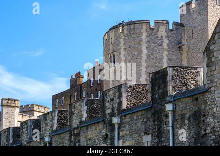 Staycation Idee. Beauchamp Tower, Westseite des Tower of London Komplexes, Teil der Backstein- und Steinmauer zum Tower of London. Stockfoto