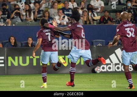 Der Verteidiger von Colorado Rapids, Lalas Abubakar (6), feiert mit dem Stürmer Jonathan Lewis (7), der nach dem Spiel einen Elfmeterstoß in einem MLS-Spiel erzielt hat, Stockfoto